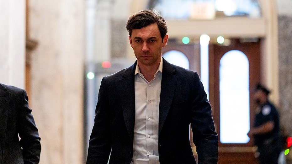 Le sénateur démocrate s'attribue le mérite du projet de loi auquel il s'est opposé au milieu d'une campagne de réélection houleuse : « schéma inquiétant »