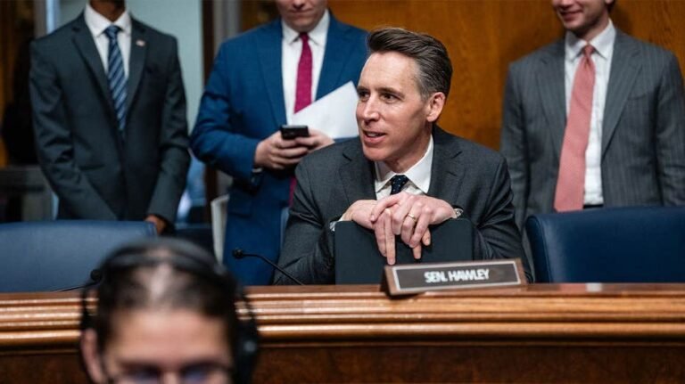 EXCLUSIF : Hawley présentera un projet de loi bloquant les somptueuses primes des dirigeants de l'USPS en raison des retards et des pertes de courrier