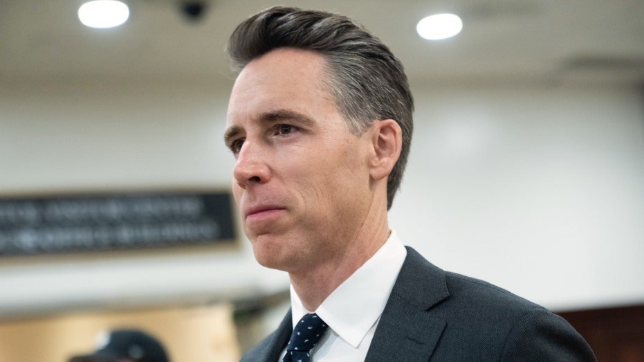Hawley envoie une plainte pénale à un groupe de « l'argent noir de gauche » pour des médicaments abortifs envoyés par courrier