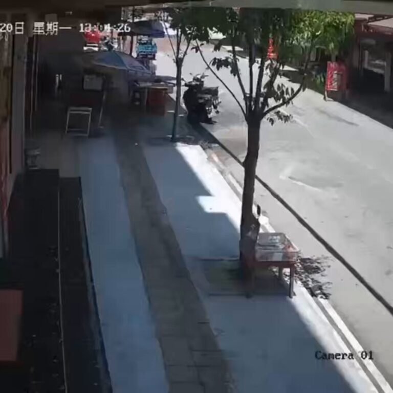 Les images de vidéosurveillance capturent la montée rapide des eaux de crue qui déferlent sur la ville de…
