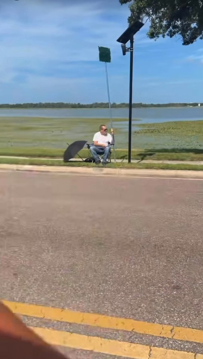 Un homme de Floride de 77 ans a organisé une manifestation individuelle contre une caméra de sécurité…