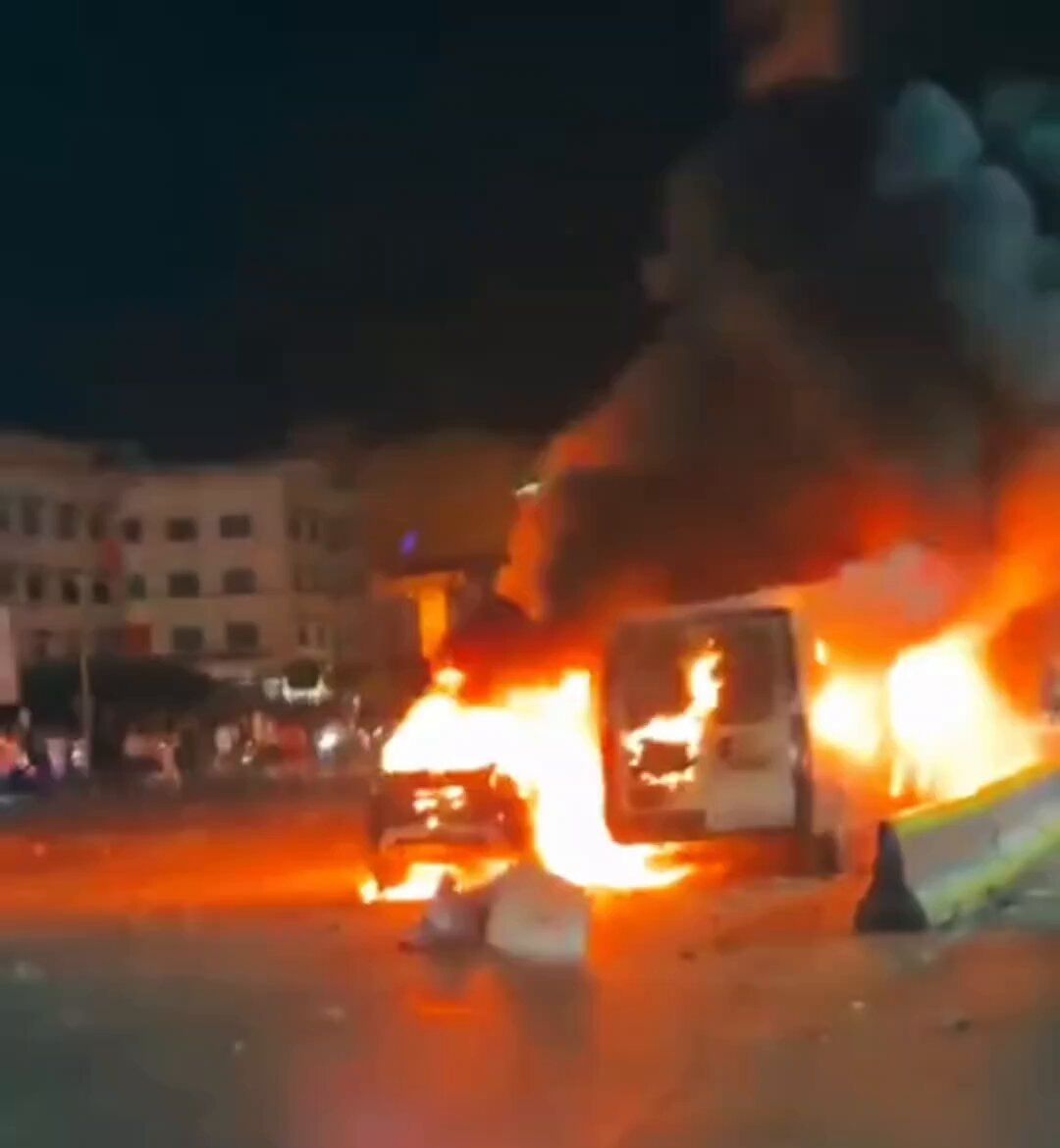 🇪🇸 Des immigrants illégaux ont incendié des voitures après avoir réussi à franchir la barrière frontalière…