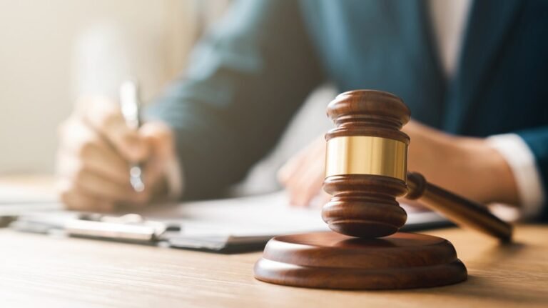 L'ICE demande une amende de près de 500 000 $ contre un avocat spécialisé en droit de l'immigration accusé d'avoir déposé de fausses demandes d'asile