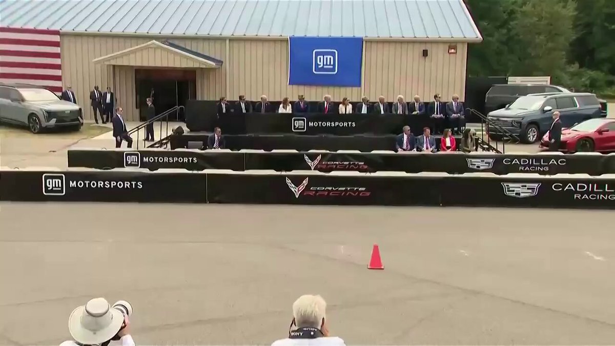 Trump a assisté à des courses de dragsters au GM's Proving Ground à Milford, Michigan, aux côtés de la PDG…