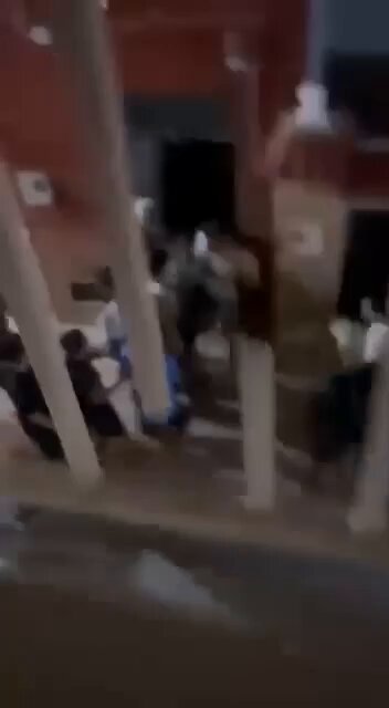 🇪🇸 À Ceuta, les migrants nouvellement arrivés pénètrent de force dans les maisons d’habitation, tentent de…