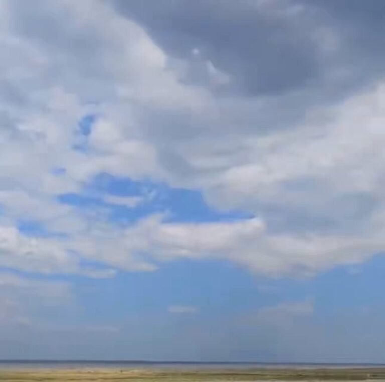 Des vidéos folles venant de Crimée où des drones ukrainiens prennent la logistique militaire russe Les…