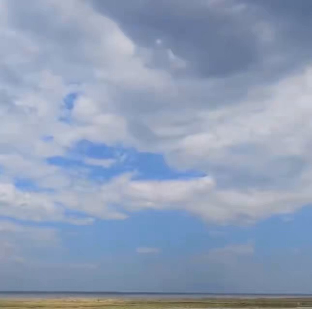 Des vidéos folles venant de Crimée où des drones ukrainiens prennent la logistique militaire russe Les…