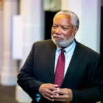 Un dirigeant du Smithsonian qui a déclaré que la DEI « doit être au centre » des institutions engrange un salaire époustouflant
