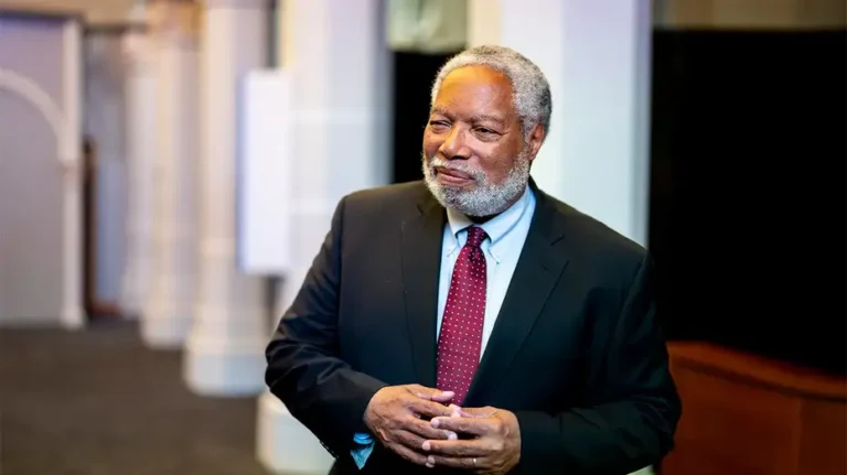 Un dirigeant du Smithsonian qui a déclaré que la DEI « doit être au centre » des institutions engrange un salaire époustouflant
