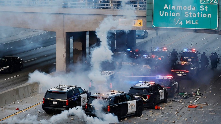 Un violent émeutier anti-ICE qui a pris pour cible la police doit finalement répondre de ses actes devant un tribunal fédéral