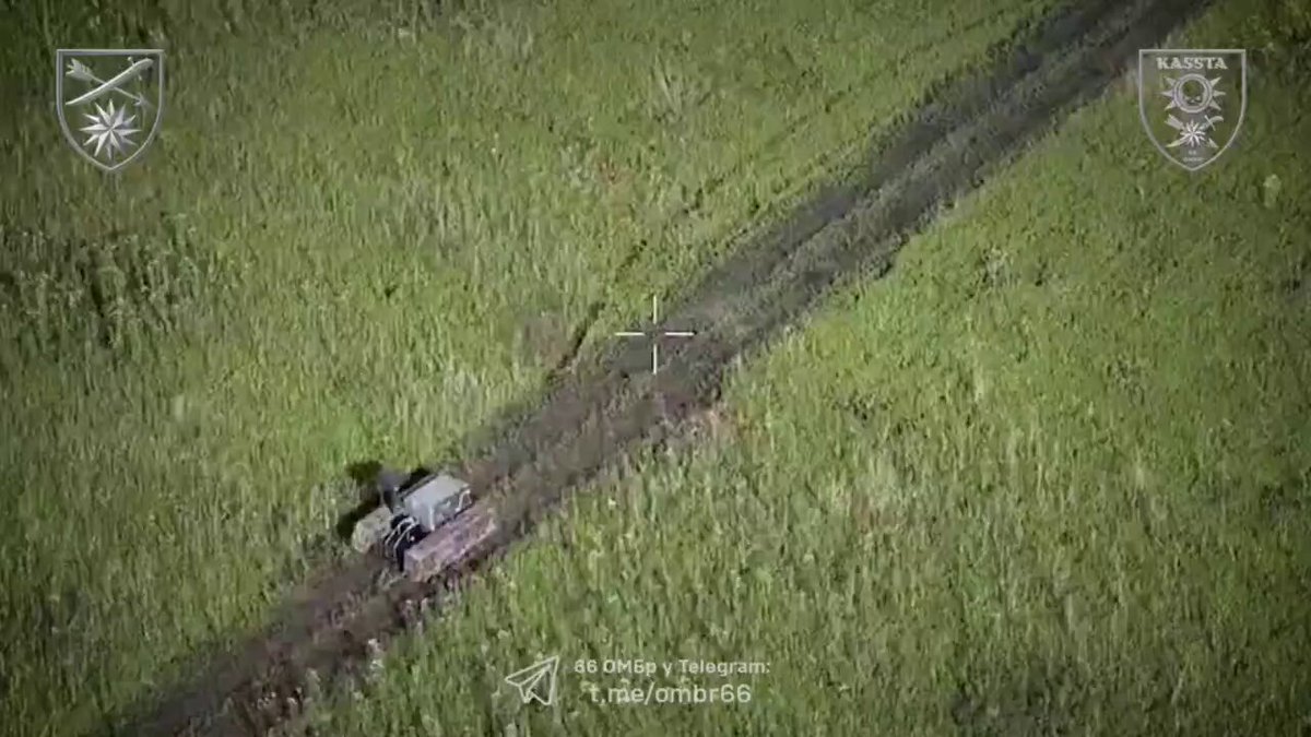 L'Ukrainien Termit UGV évite un drone russe FPV en cours de livraison.