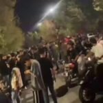 Des vidéos de la place Alikhani à Ispahan, en Iran, montrent des foules rassemblées alors que les…