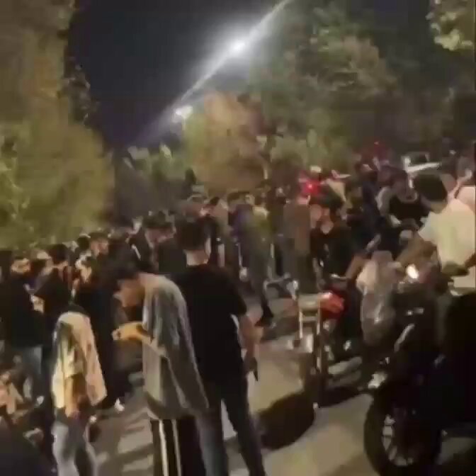 Des vidéos de la place Alikhani à Ispahan, en Iran, montrent des foules rassemblées alors que les…