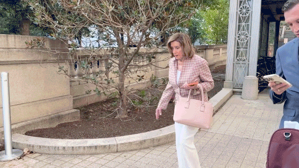 REGARDER: Pelosi évite les questions sur la nouvelle accusation de délit de fuite de son mari