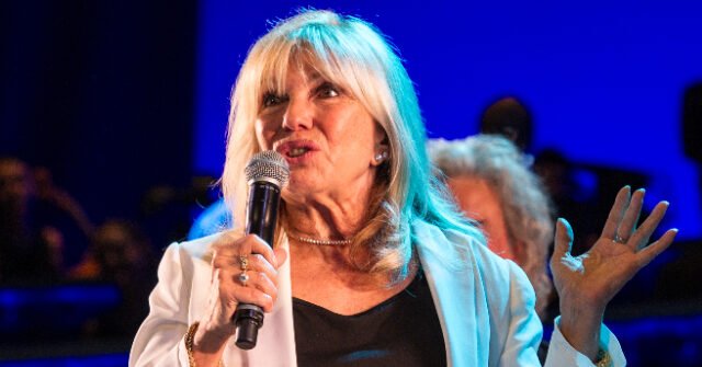 Nancy Sinatra appelle à « éliminer toutes les armes » après une « fusillade de masse » qui n’en était pas une