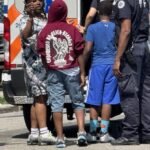 Un homme armé en gilet tactique émerge de l'explosion d'une maison du Queens avant d'être abattu par des agents de la police de New York ; 2 retrouvés morts