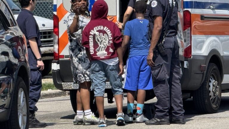 Un homme armé en gilet tactique émerge de l'explosion d'une maison du Queens avant d'être abattu par des agents de la police de New York ; 2 retrouvés morts