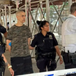 Des témoins racontent des coups de couteau « effrayants » à New York après que le suspect aurait crié « Allahu Akbar » lors des attaques