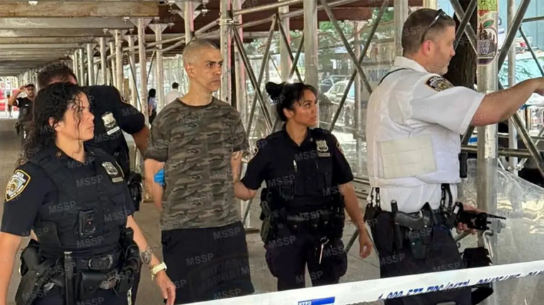Des témoins racontent des coups de couteau « effrayants » à New York après que le suspect aurait crié « Allahu Akbar » lors des attaques