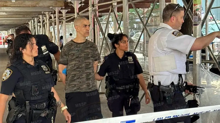 Des témoins racontent des coups de couteau « effrayants » à New York après que le suspect aurait crié « Allahu Akbar » lors des attaques