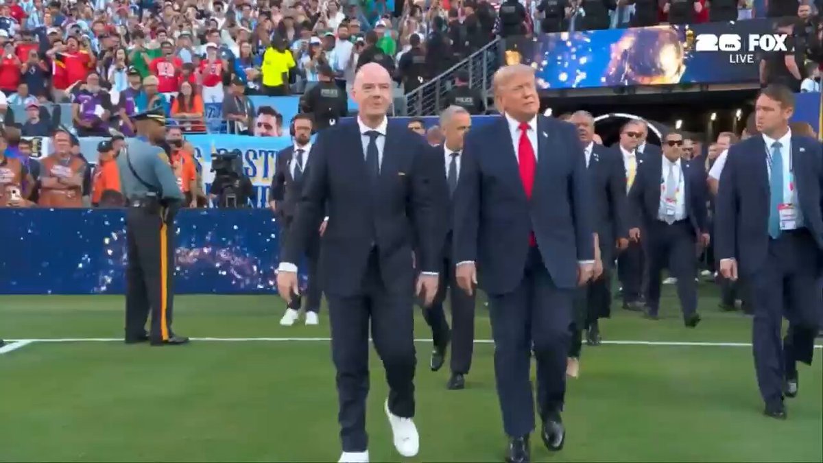 .@POTUS rejoint le président de la FIFA, Gianni Infantino, sur le terrain pour la cérémonie du trophée…