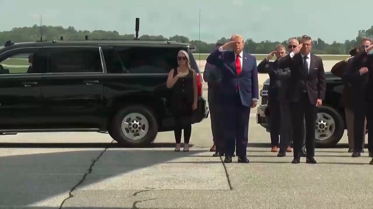 .@POTUS assiste au transfert digne des quatre Patriotes américains tués au Moyen-Orient.