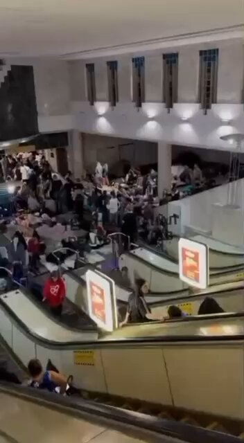 Les Ukrainiens se cachent dans le métro de Kiev alors que la Russie a lancé une vaste attaque avec des…