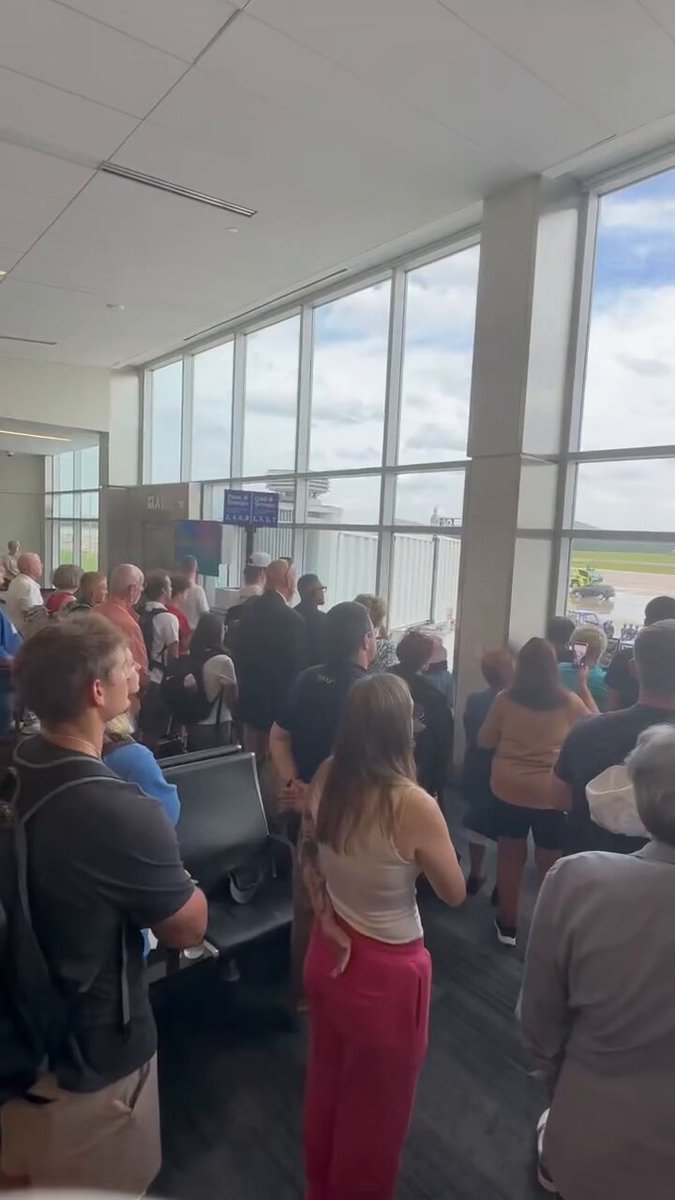 Un moment fort s'est déroulé à l'aéroport international de Raleigh-Durham, où des dizaines d'Américains se…