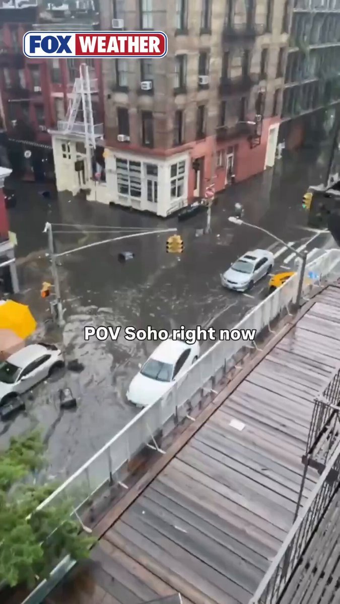 Les rues du quartier de Soho à New York ont ​​été inondées samedi après que de fortes pluies et de…