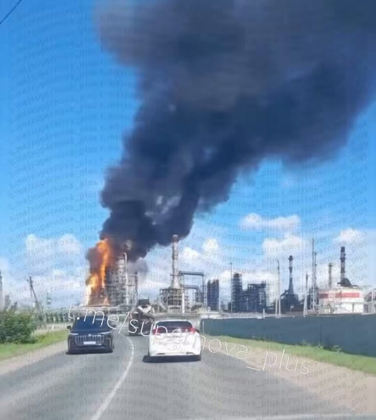 La frappe de drone ukrainien sur la raffinerie de pétrole russe de Perm hier a gravement endommagé l'unité…