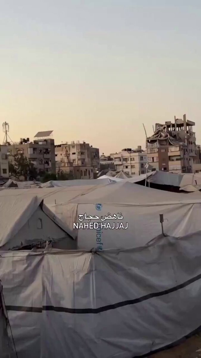 Des images montrent la frappe aérienne israélienne signalée hier sur la place de la mosquée Al-Muttaqin,…