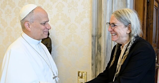 Giddy Patti Smith rencontre une autre légende de Chicago, le pape Léon XIV, et lui dit « bonjour »