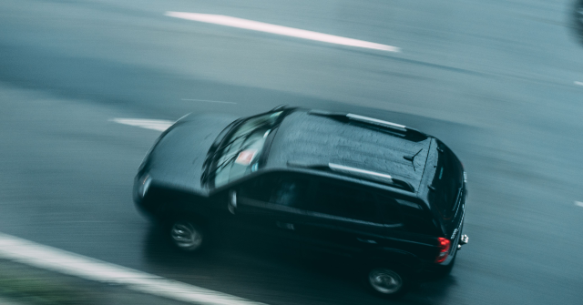 REGARDER: Rogue Tire s'écrase sur l'avant d'un SUV sur l'autoroute de Philadelphie