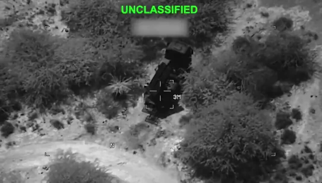 De nouvelles images montrent les forces du CENTCOM menant une 13e nuit consécutive de frappes contre des…