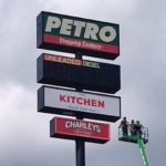 Un employé de l'Illinois a passé plus de six heures coincé dans un panneau de station-service trop haut pour que les échelles des camions de pompiers puissent l'atteindre
