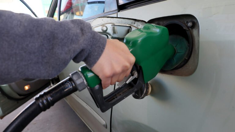 Le prix national du gaz AAA dépasse les 4 dollars dans un contexte de nouvelles frappes américaines contre l'Iran