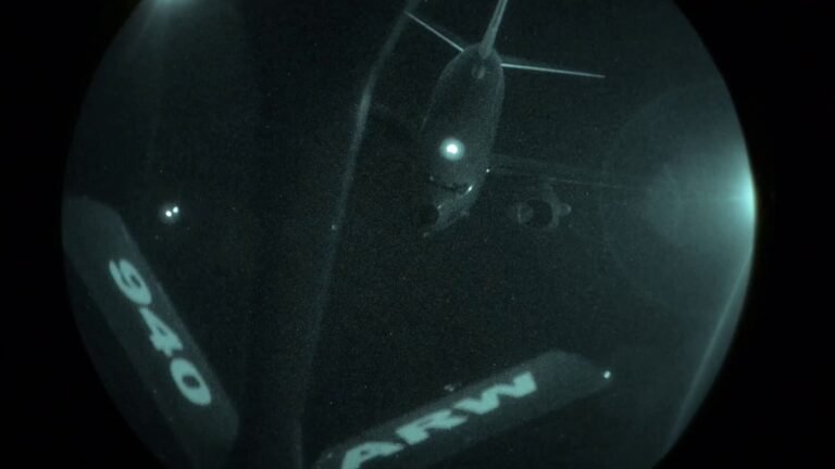 Un P-8 Poséidon de l'US Navy s'approche d'un KC-135 Stratotanker de l'US Air Force pour faire le plein…