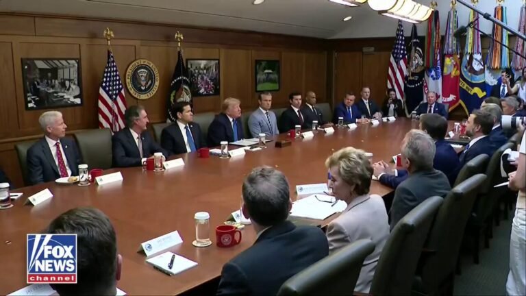 Le président Trump prend un moment pour apprécier Camp David avant de donner le coup d’envoi d’une réunion…