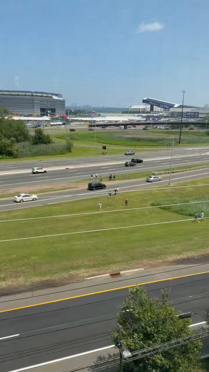 Des supporters argentins traversent l'autoroute pour se rendre au stade MetLife pour la finale de la Coupe…