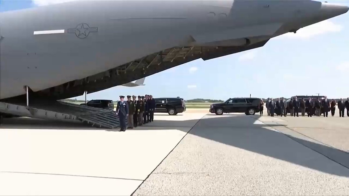 .@POTUS, @SecWar, @SecArmy et le général Caine rendent hommage aux quatre héros tombés au combat.