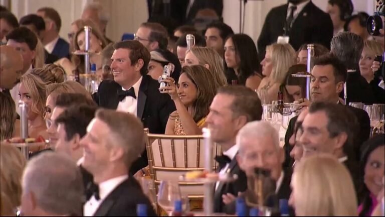 .@POTUS raconte le dîner des correspondants de la Maison Blanche en 2011 : « Vous savez, c'est incroyable…