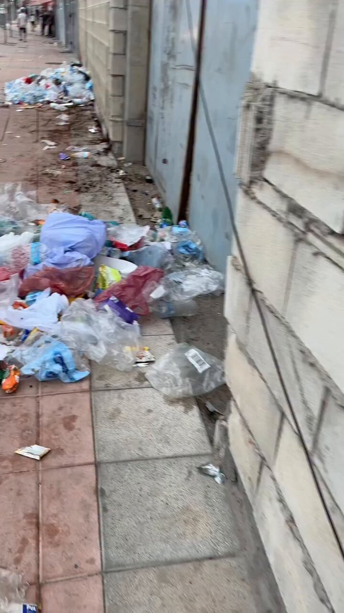 🇪🇸 Les rues de Ceuta sont remplies de tonnes d'ordures et de déchets après l'invasion de dizaines de…