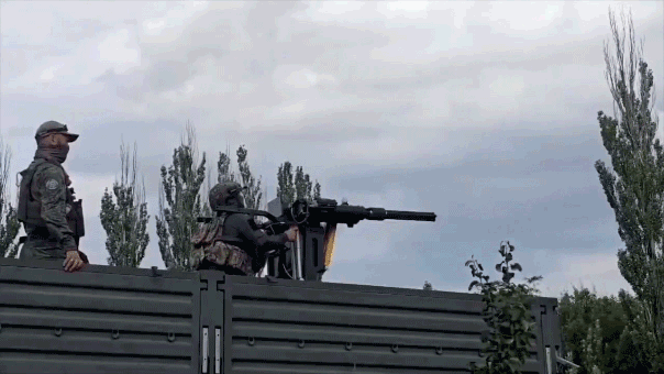 REGARDER : Un soldat russe projeté dans les airs alors que le canon d’un hélicoptère de l’ère soviétique devient incontrôlable