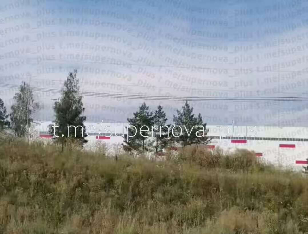 Images d’un drone d’attaque ukrainien plongeant ce matin dans un autre centre de distribution de commerce…