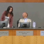 Le micro brûlant du maire de Californie capte un échange franc après que le public ait fait dérailler la réunion