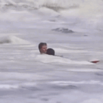 Un sauveteur héroïque de 16 ans sauve un enfant des vagues monstres dans une vidéo à couper le souffle