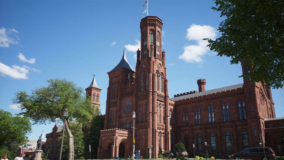 D'anciens membres du personnel démocrate et des dirigeants du DEI façonnent le leadership du Smithsonian au milieu d'une tempête politique