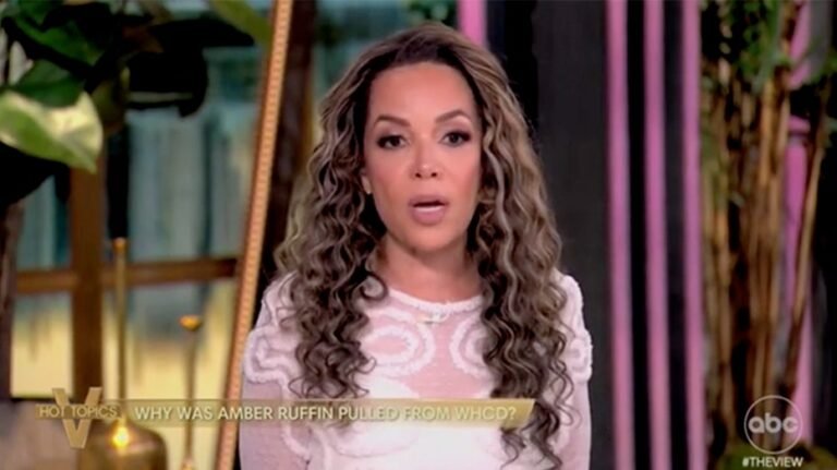 Bodycam surprend Sunny Hostin en train d'invoquer ses compétences juridiques alors que les flics citent son fils diplômé de Harvard pour intrusion