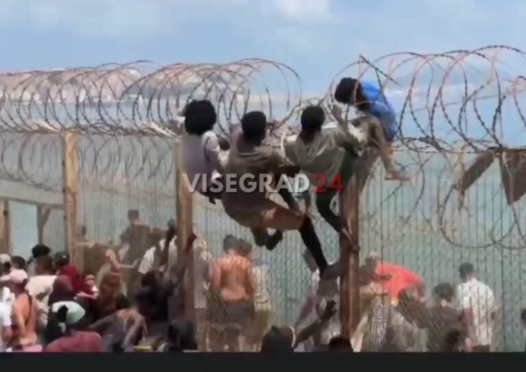🇪🇸🇲🇦 Des milliers de migrants illégaux en provenance du Maroc escaladent simplement les barbelés.