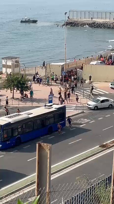 🇪🇸 Les immigrés illégaux célèbrent leur entrée réussie en Espagne.
